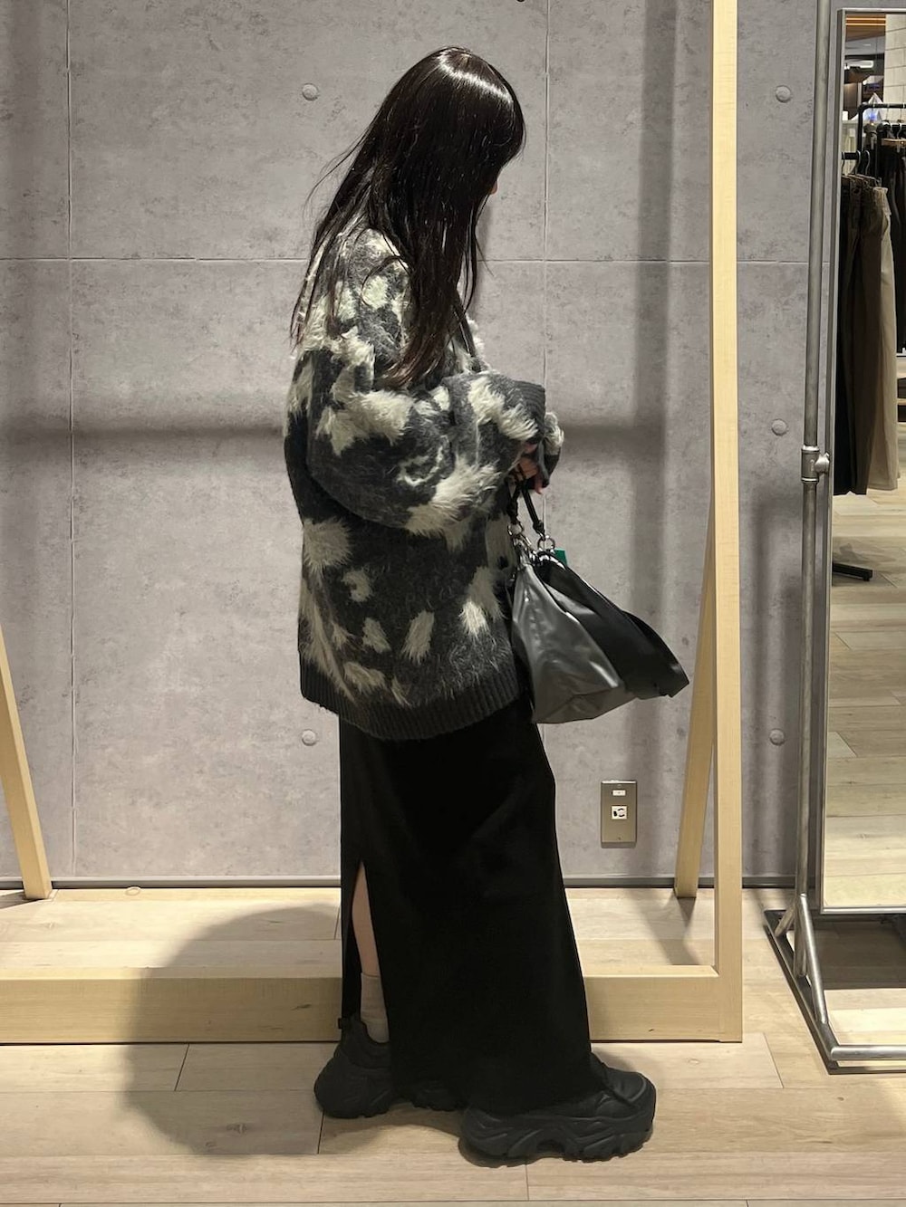 その他のショルダーバッグ、ブラック系のスカート、グレー系のカーディガン/ボレロを着用したレディースの秋コーディネートの3枚目の写真