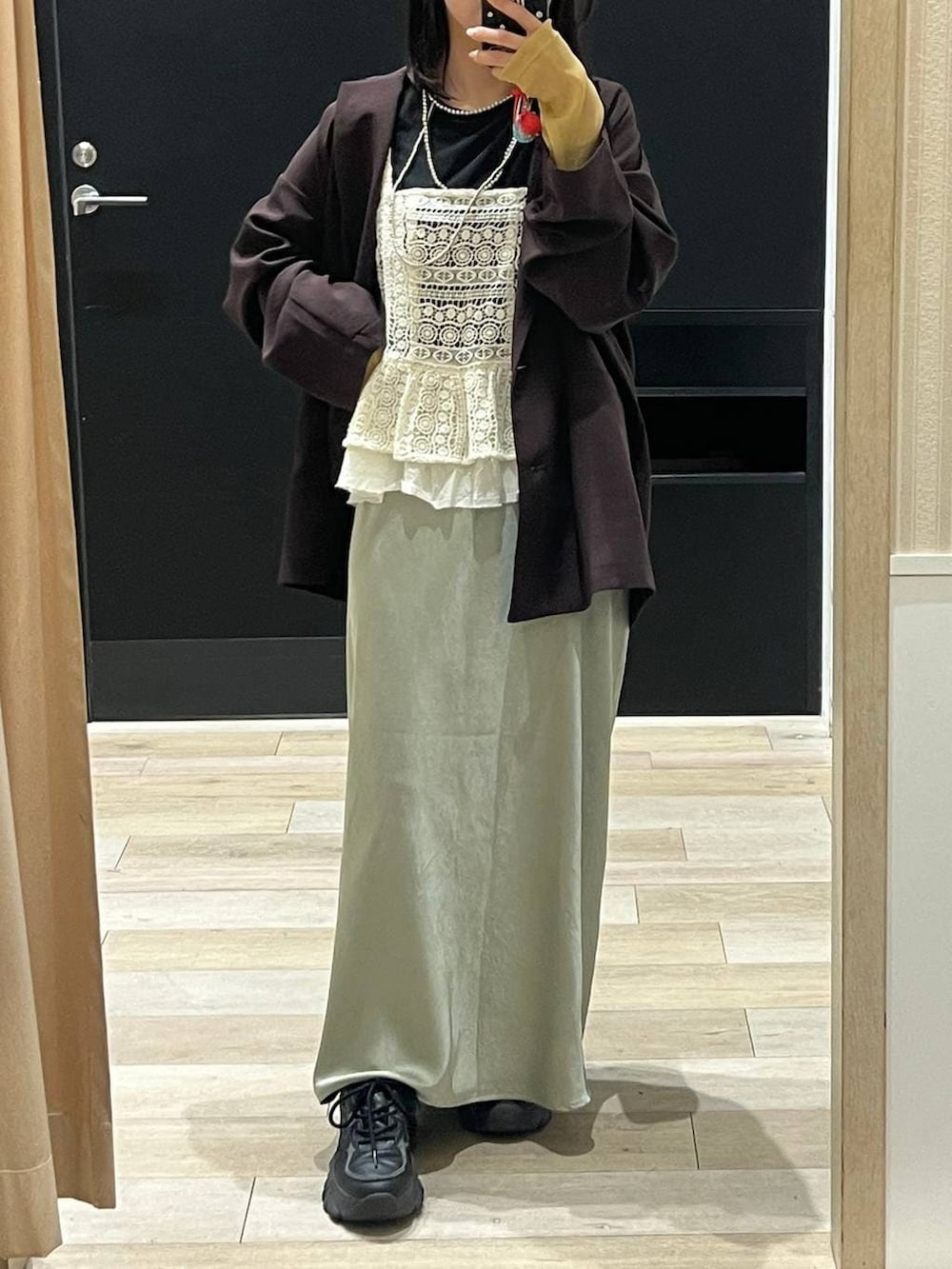 ブラック系のTシャツ/カットソー、ホワイト系のキャミソール、ブラウン系のテーラードジャケットを着用したレディースの春コーディネートの2枚目の写真