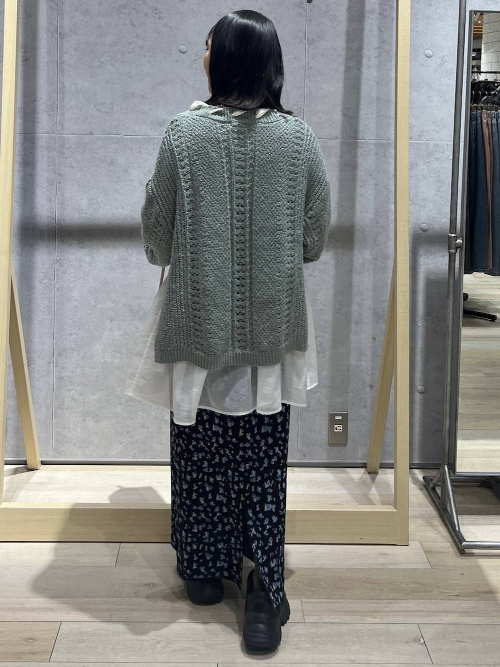 ホワイト系のTシャツ/カットソー、ホワイト系のボストンバッグ、ブラック系のスカートを着用したレディースの冬コーディネートの3枚目の写真