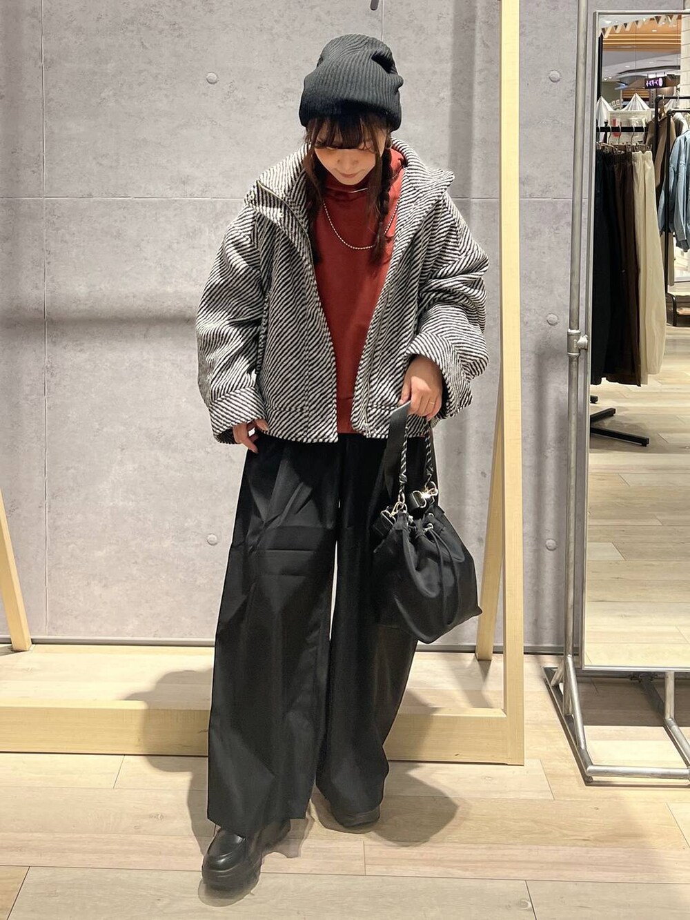 ブラック系のショルダーバッグ、ブラック系のその他パンツ、ブラック系のブルゾンを着用したレディースの秋コーディネートの5枚目の写真