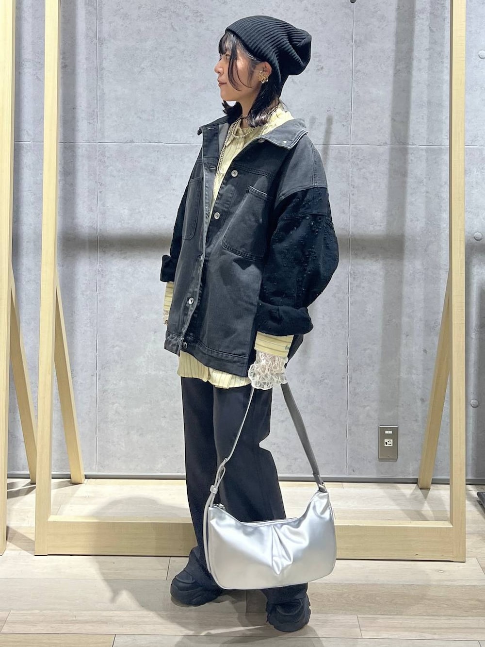 グレー系のその他パンツ、イエロー系のシャツ/ブラウス、シルバー系のショルダーバッグを着用したレディースの冬コーディネートの5枚目の写真