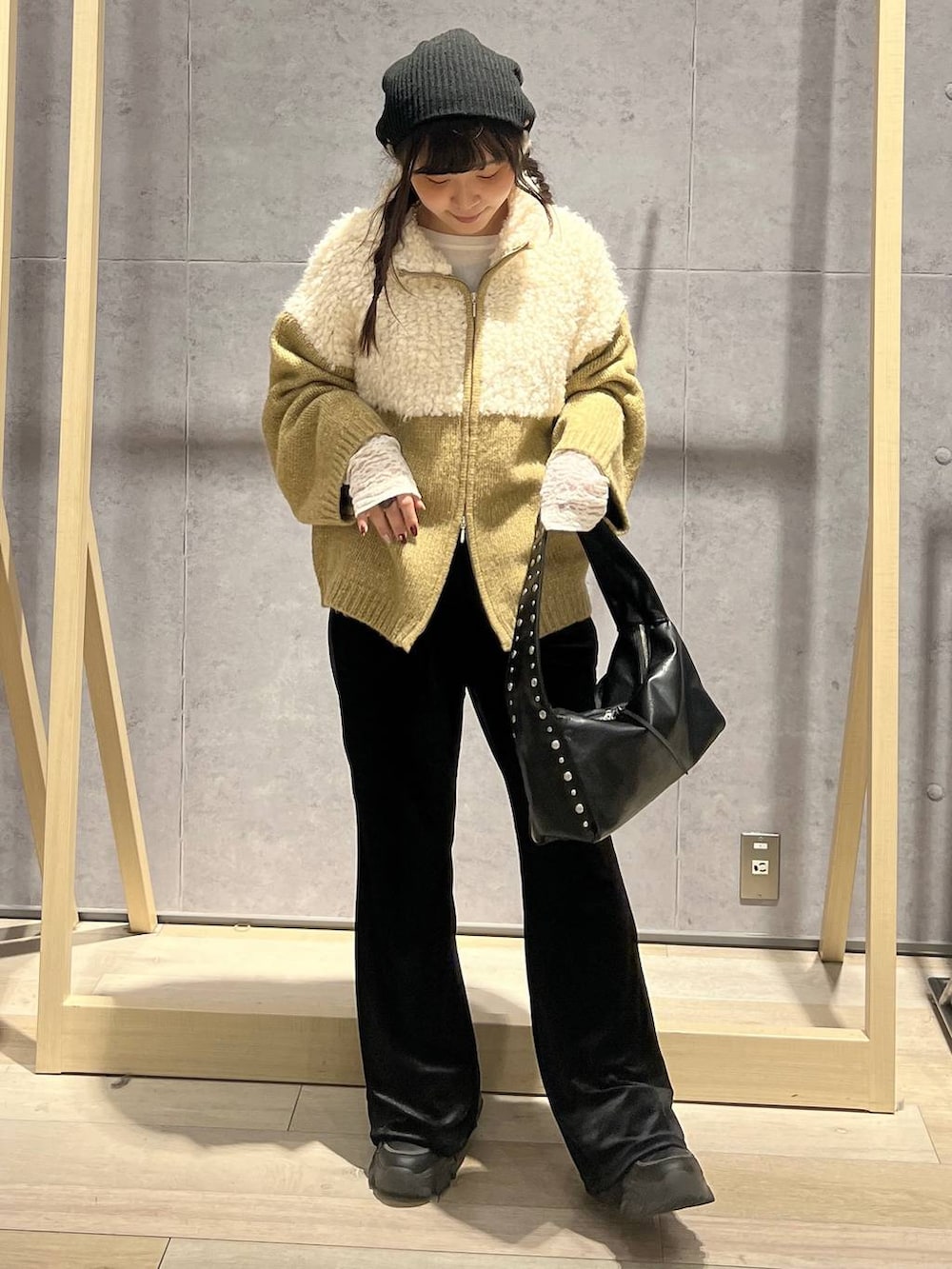 ホワイト系のTシャツ/カットソー、ブラック系のその他パンツ、ブラック系のハンドバッグを着用したレディースの冬コーディネートの5枚目の写真
