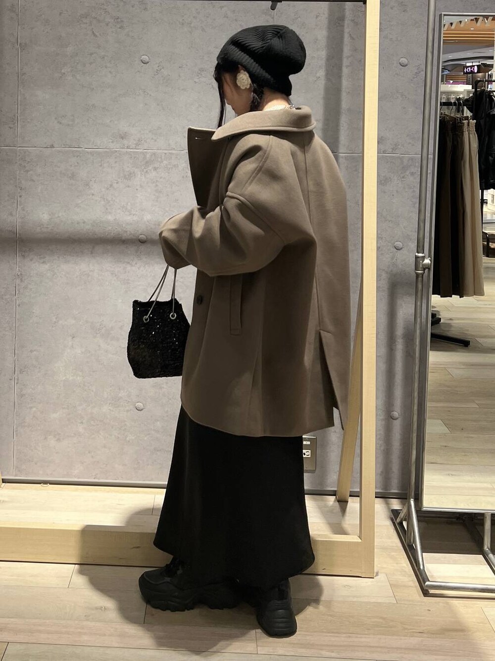 ホワイト系のTシャツ/カットソー、ブラック系のスカート、ブラウン系のその他アウターを着用したレディースの秋コーディネートの5枚目の写真