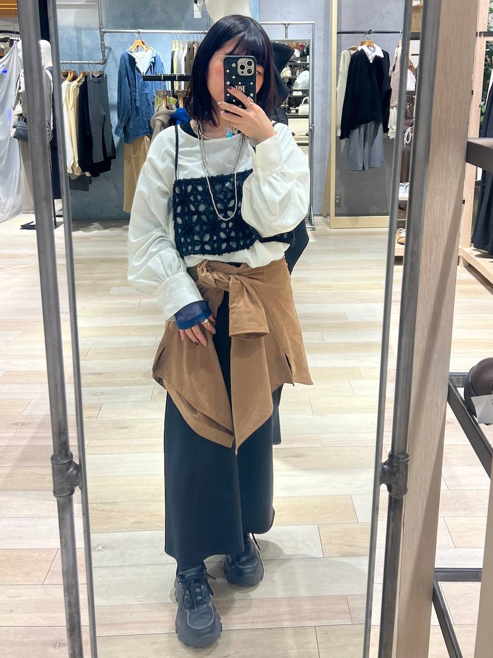 ブラック系のTシャツ/カットソー、ブラック系のスカート、イエロー系のシャツ/ブラウスを着用したレディースの冬コーディネートの3枚目の写真