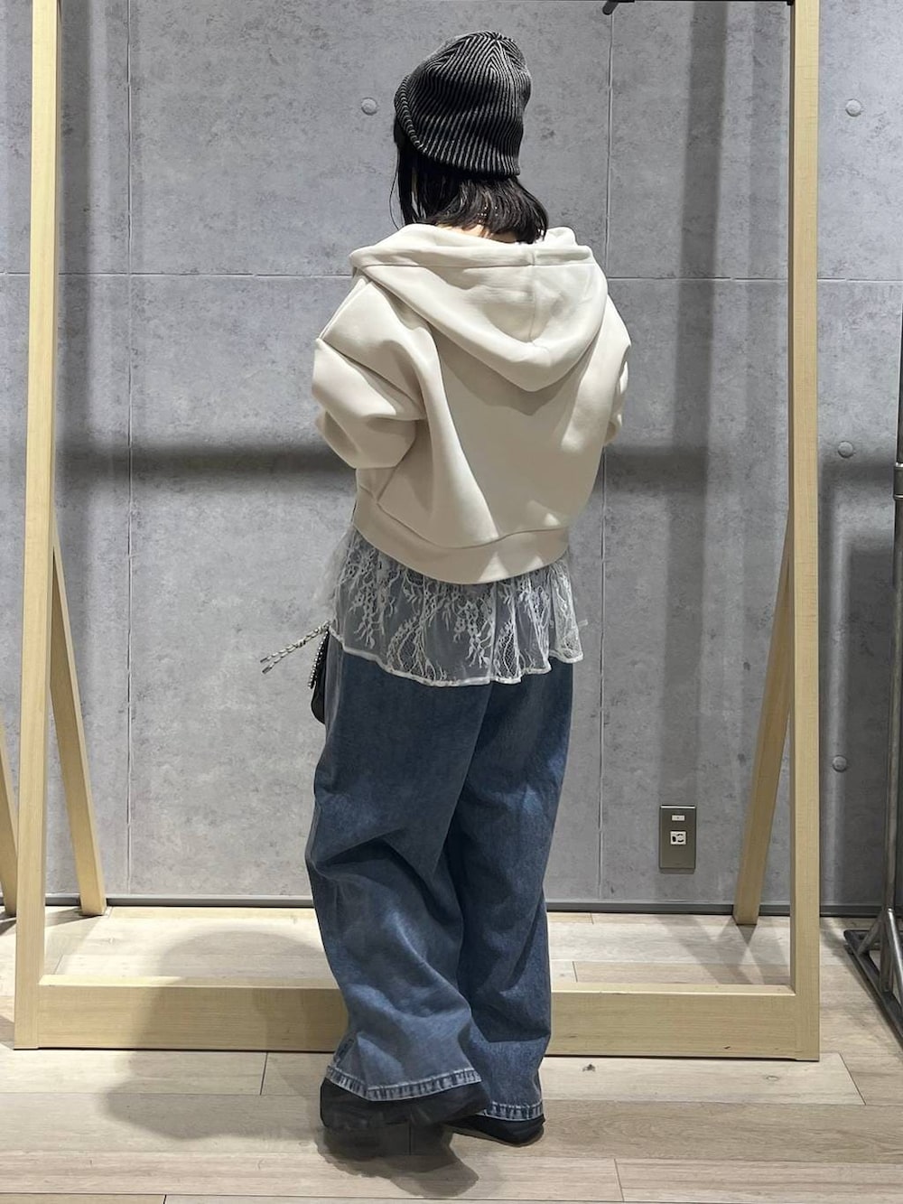 ホワイト系のTシャツ/カットソー、ブルー系のデニムパンツ、ブラック系のボストンバッグを着用したレディースの冬コーディネートの3枚目の写真