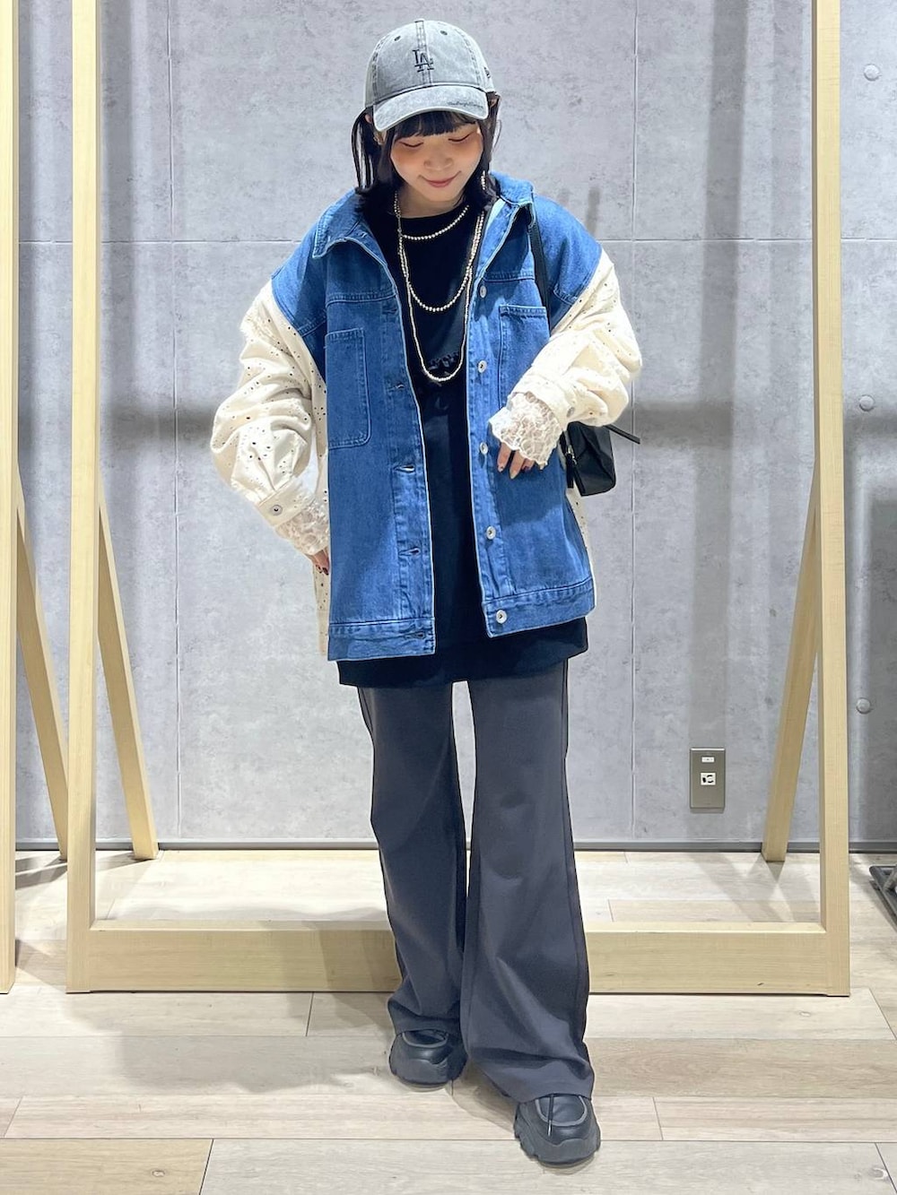 ブラック系のボストンバッグ、グレー系のその他パンツ、ホワイト系のTシャツ/カットソーを着用したレディースの冬コーディネートの5枚目の写真