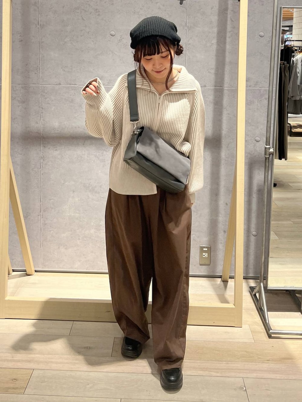 ホワイト系のカーディガン/ボレロ、グレー系のショルダーバッグ、ブラウン系のその他パンツを着用したレディースの秋コーディネートの6枚目の写真