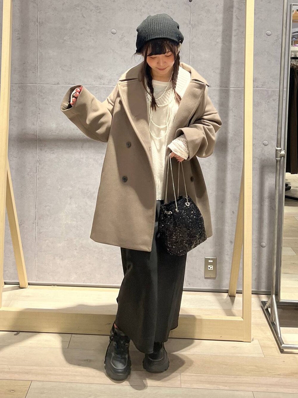 ホワイト系のTシャツ/カットソー、ブラック系のスカート、ブラウン系のその他アウターを着用したレディースの秋コーディネートの2枚目の写真