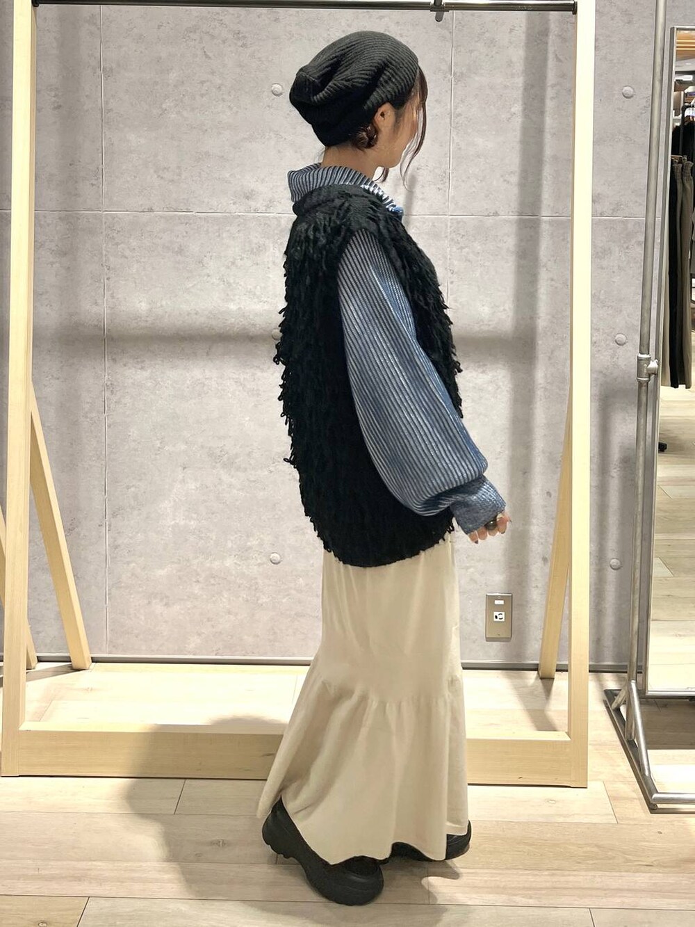 その他のショルダーバッグ、ホワイト系のスカート、ブルー系のカーディガン/ボレロを着用したレディースの秋コーディネートの2枚目の写真