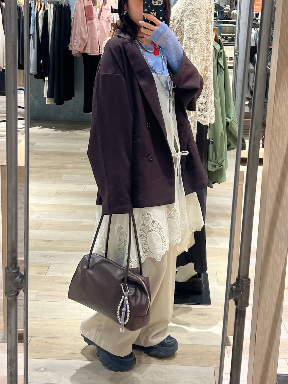 ホワイト系のキャミソール、ベージュ系のその他パンツ、ブラウン系のテーラードジャケットを着用したレディースの春コーディネートの3枚目の写真