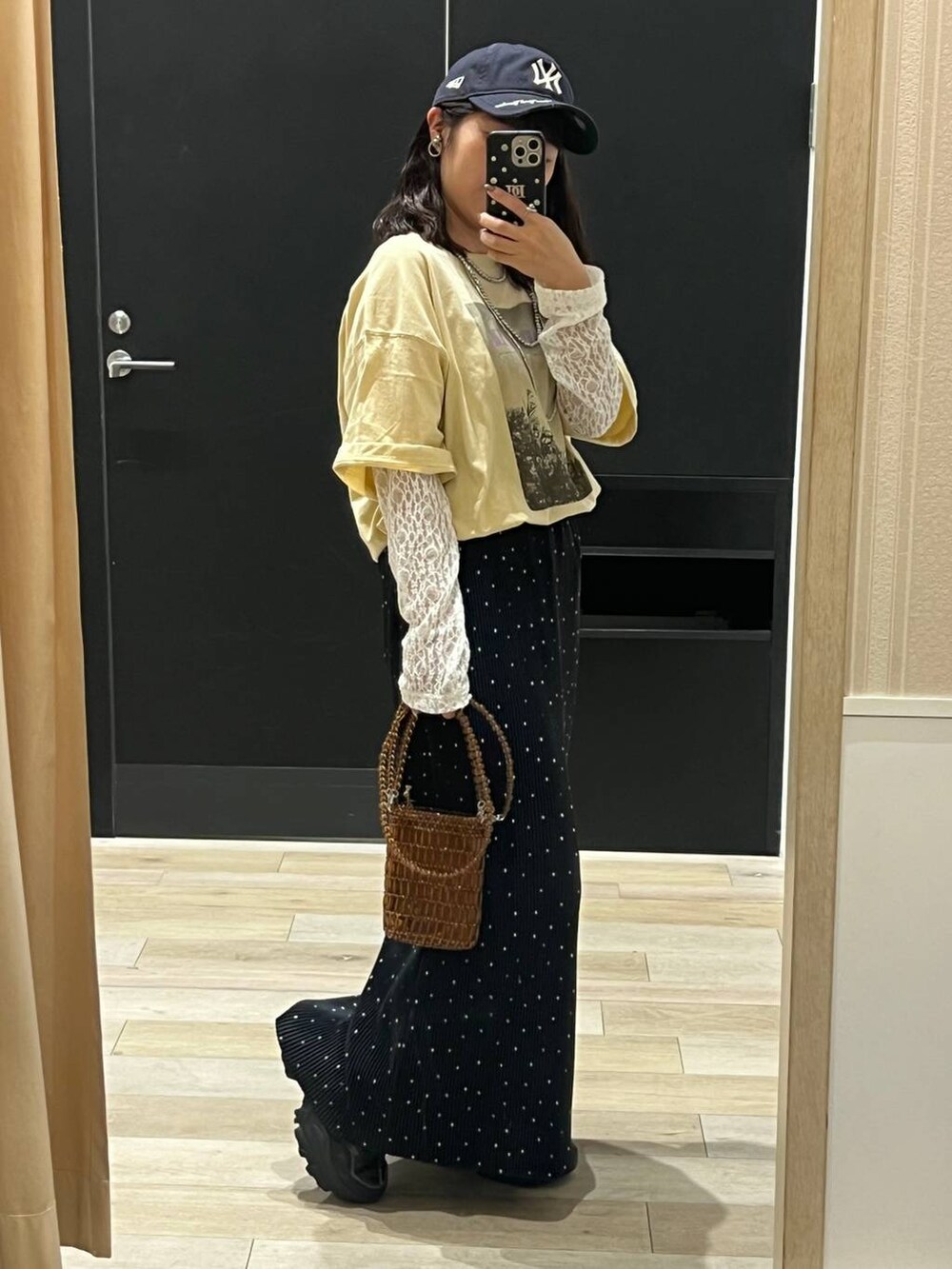ベージュ系のTシャツ/カットソー、ブラウン系のショルダーバッグ、その他のスカートを着用したレディースの春コーディネートの2枚目の写真