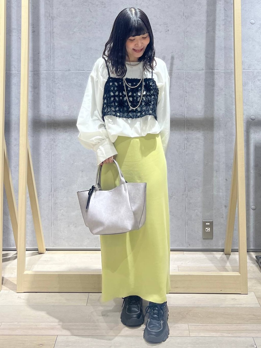 グリーン系のスカート、ホワイト系のシャツ/ブラウス、その他のトートバッグを着用したレディースの冬コーディネートの4枚目の写真