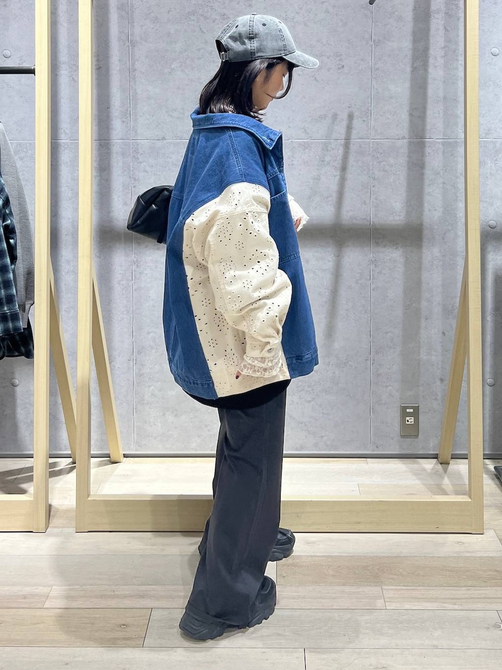 ブラック系のボストンバッグ、グレー系のその他パンツ、ホワイト系のTシャツ/カットソーを着用したレディースの冬コーディネートの4枚目の写真