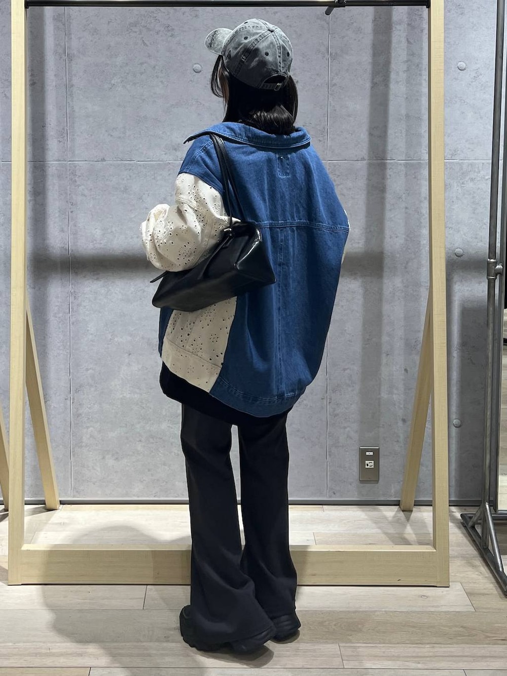 ブラック系のボストンバッグ、グレー系のその他パンツ、ホワイト系のTシャツ/カットソーを着用したレディースの冬コーディネートの3枚目の写真