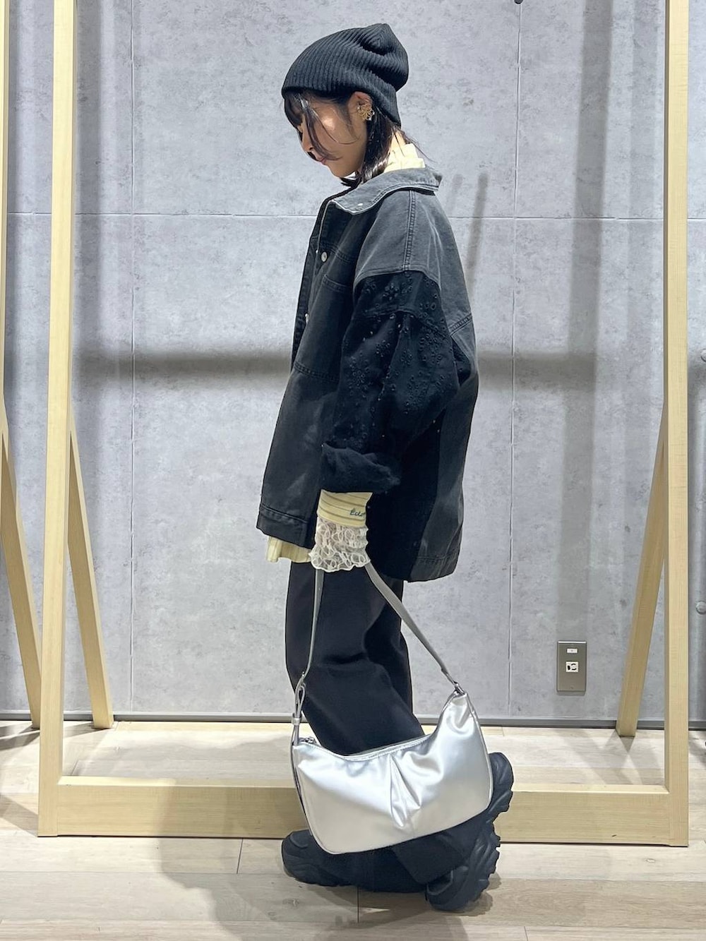 グレー系のその他パンツ、イエロー系のシャツ/ブラウス、シルバー系のショルダーバッグを着用したレディースの冬コーディネートの2枚目の写真