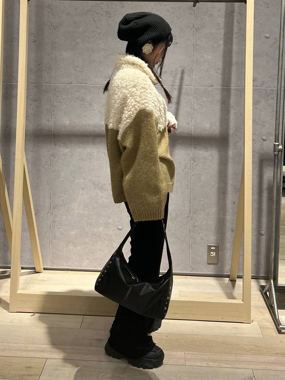 ホワイト系のTシャツ/カットソー、ブラック系のその他パンツ、ブラック系のハンドバッグを着用したレディースの冬コーディネートの4枚目の写真