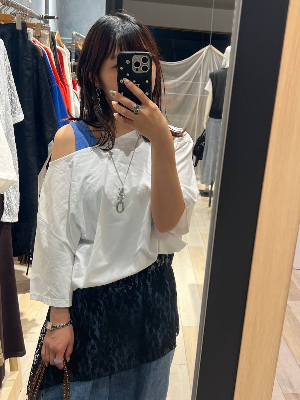 ホワイト系のTシャツ/カットソー、ブルー系のデニムパンツ、ブルー系のタンクトップを着用したレディースの夏コーディネートの3枚目の写真