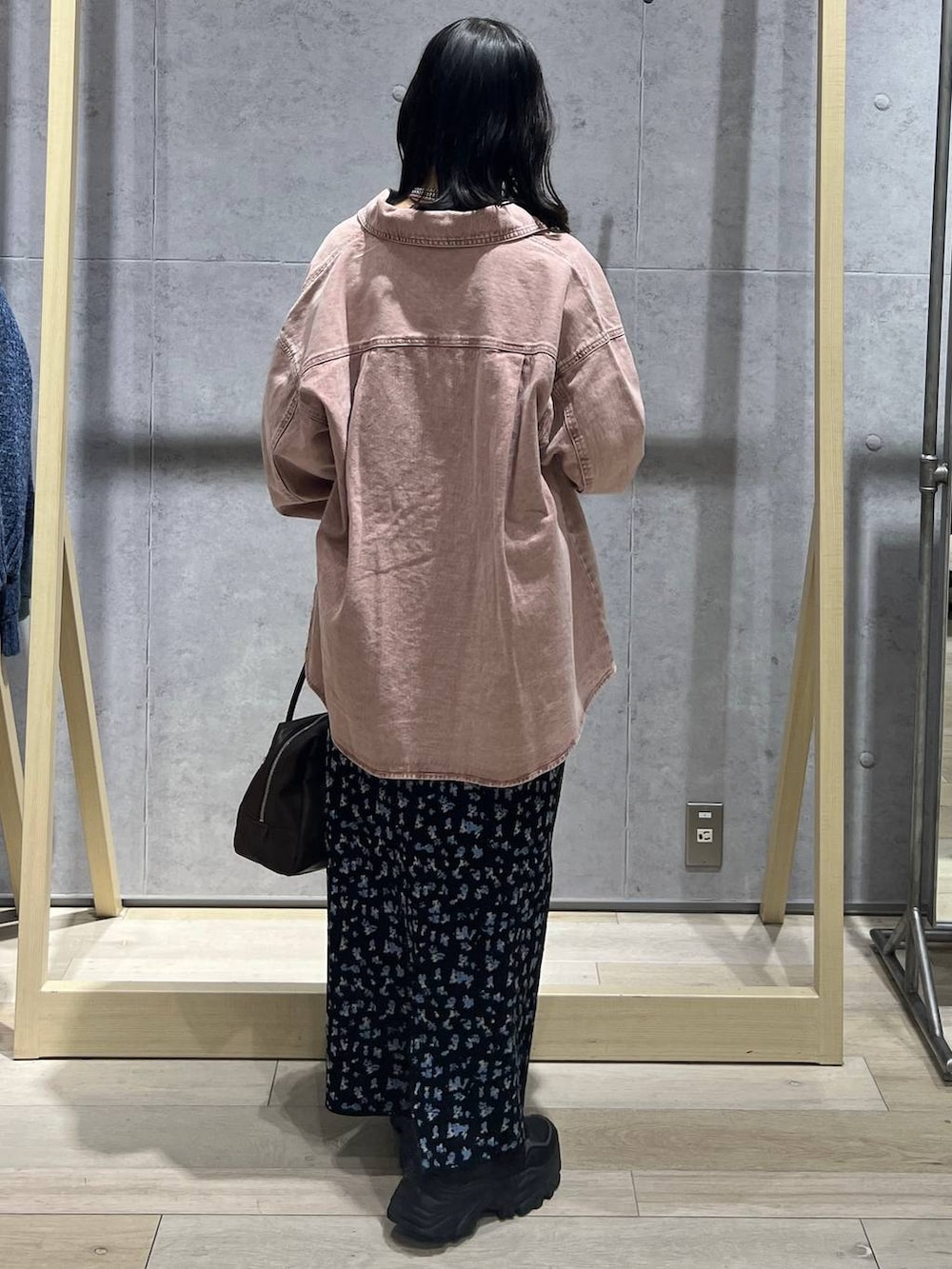 ピンク系のシャツ/ブラウス、ブラウン系のボストンバッグ、ブラック系のスカートを着用したレディースの冬コーディネートの3枚目の写真