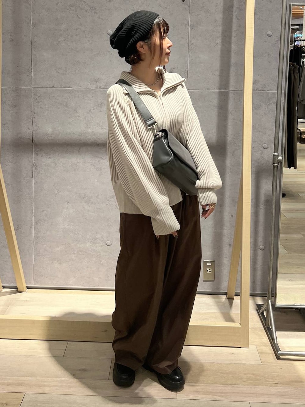 ホワイト系のカーディガン/ボレロ、グレー系のショルダーバッグ、ブラウン系のその他パンツを着用したレディースの秋コーディネートの5枚目の写真