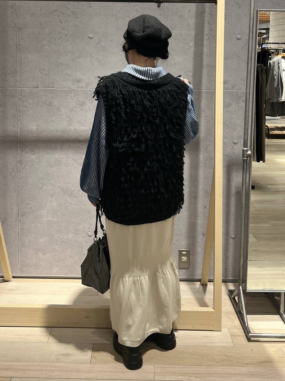 その他のショルダーバッグ、ホワイト系のスカート、ブルー系のカーディガン/ボレロを着用したレディースの秋コーディネートの3枚目の写真