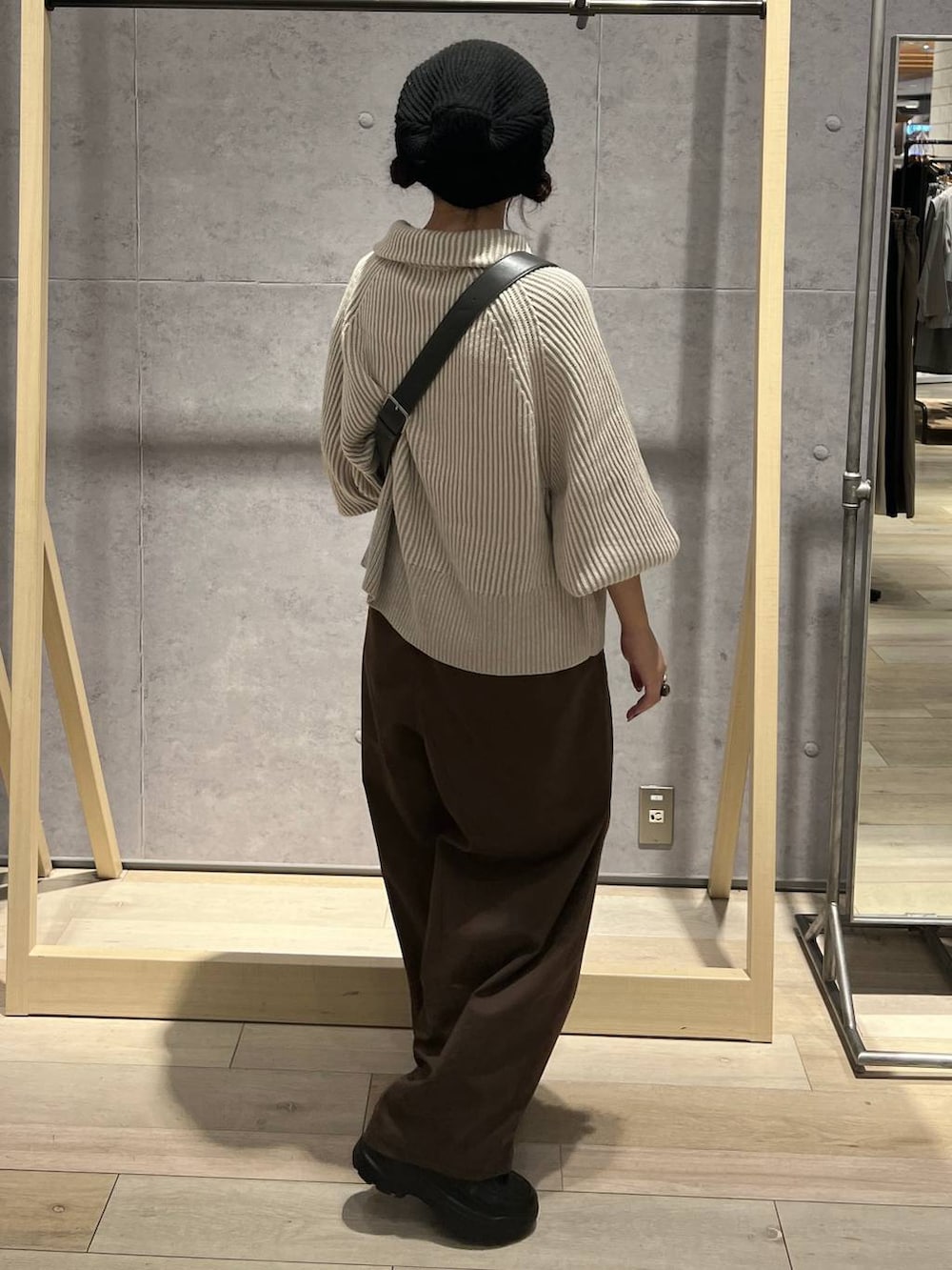 ホワイト系のカーディガン/ボレロ、グレー系のショルダーバッグ、ブラウン系のその他パンツを着用したレディースの秋コーディネートの4枚目の写真