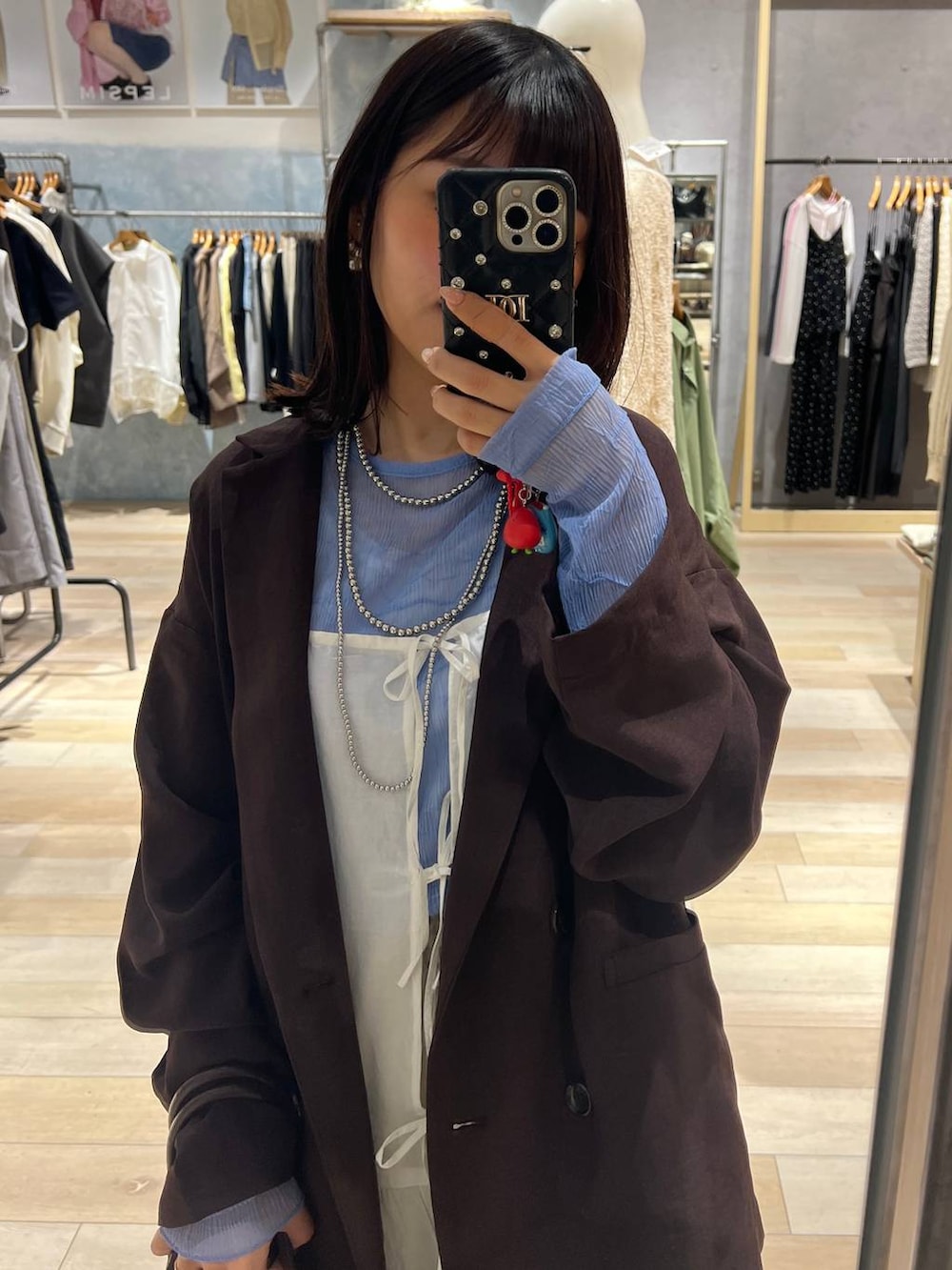 ホワイト系のキャミソール、ベージュ系のその他パンツ、ブラウン系のテーラードジャケットを着用したレディースの春コーディネートの4枚目の写真