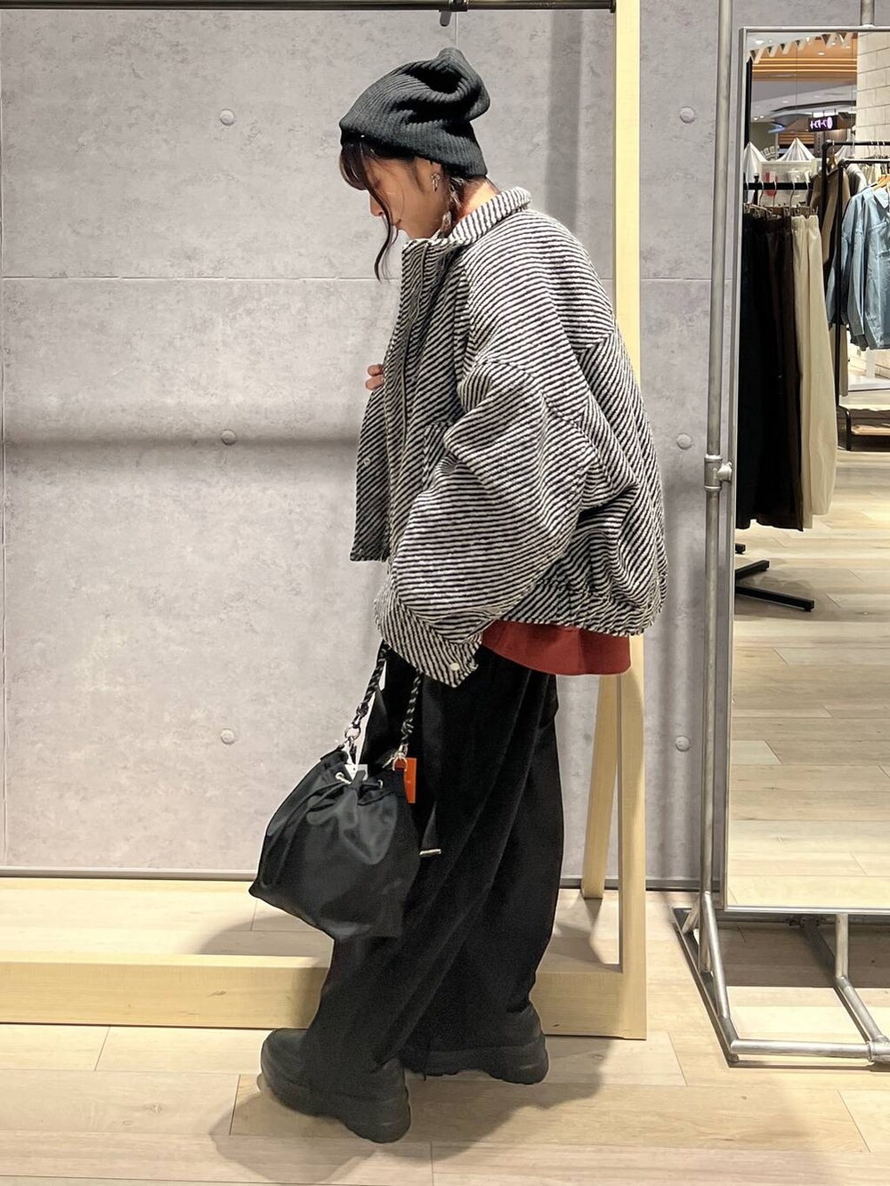 ブラック系のショルダーバッグ、ブラック系のその他パンツ、ブラック系のブルゾンを着用したレディースの秋コーディネートの4枚目の写真