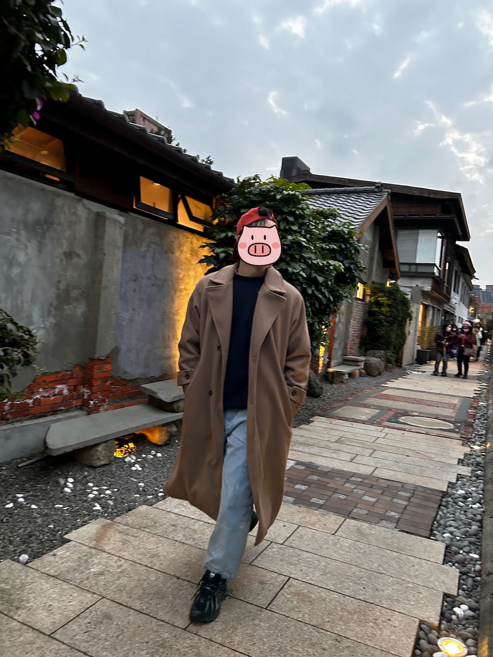 ブラック系のダウンジャケット/コート、ブラウン系のトートバッグを着用したレディースの春コーディネートの2枚目の写真