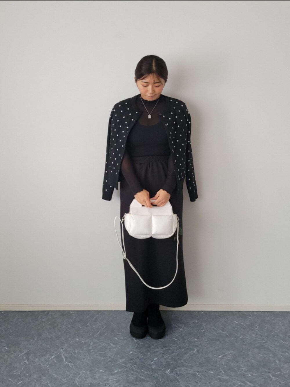 その他のカーディガン/ボレロ、ホワイト系のハンドバッグ、ブラック系のワンピース/ドレスを着用したレディースの秋コーディネートの2枚目の写真