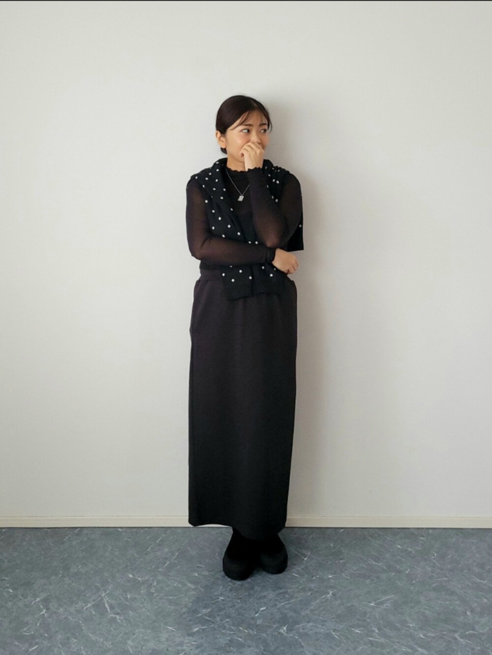 その他のカーディガン/ボレロ、ホワイト系のハンドバッグ、ブラック系のワンピース/ドレスを着用したレディースの秋コーディネートの4枚目の写真