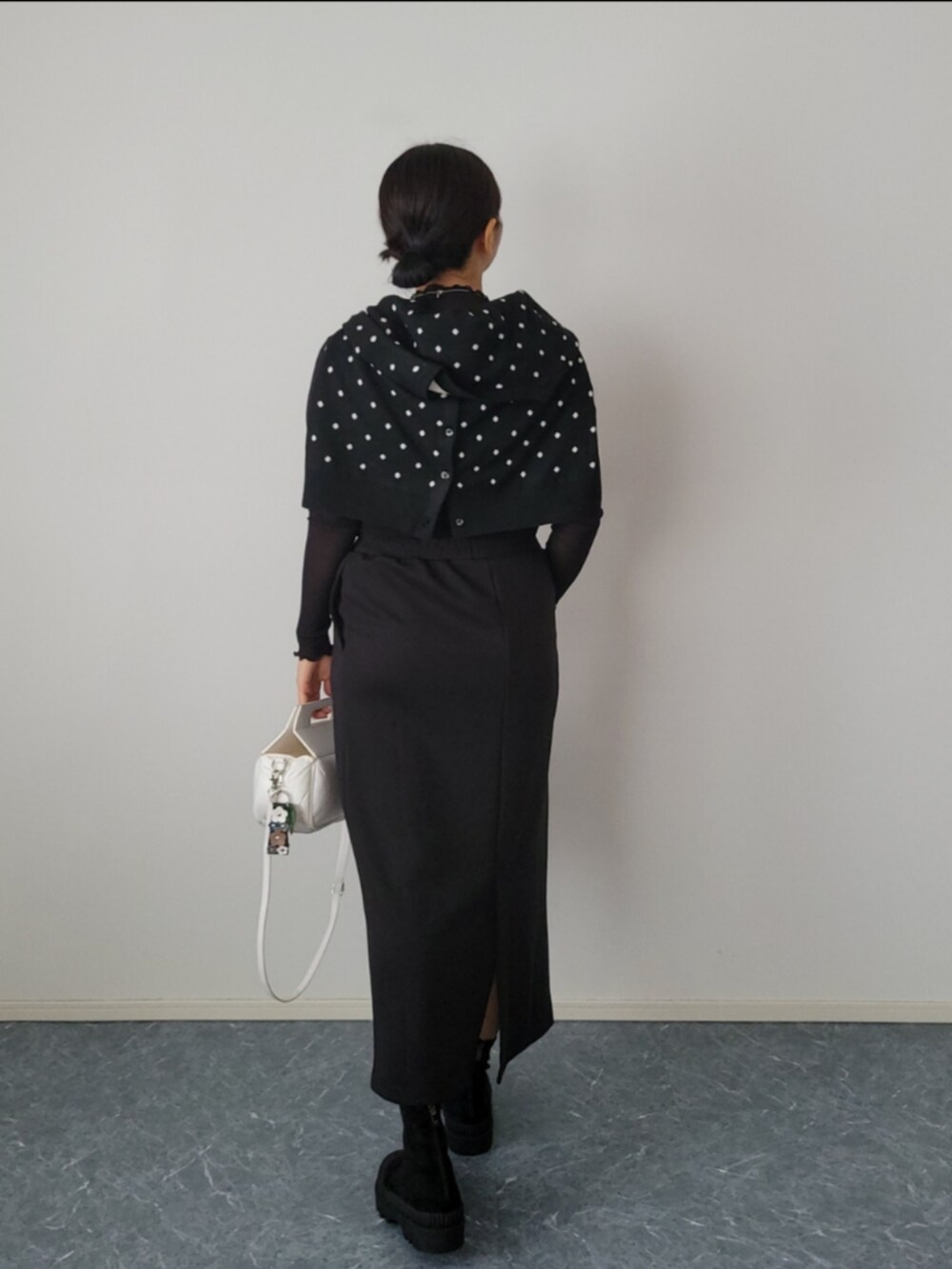 その他のカーディガン/ボレロ、ホワイト系のハンドバッグ、ブラック系のワンピース/ドレスを着用したレディースの秋コーディネートの5枚目の写真