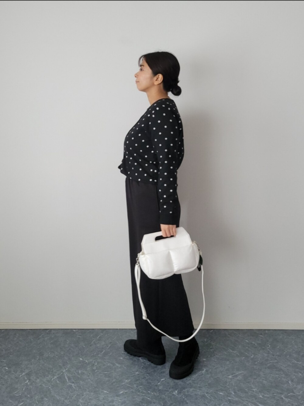 その他のカーディガン/ボレロ、ホワイト系のハンドバッグ、ブラック系のワンピース/ドレスを着用したレディースの秋コーディネートの3枚目の写真