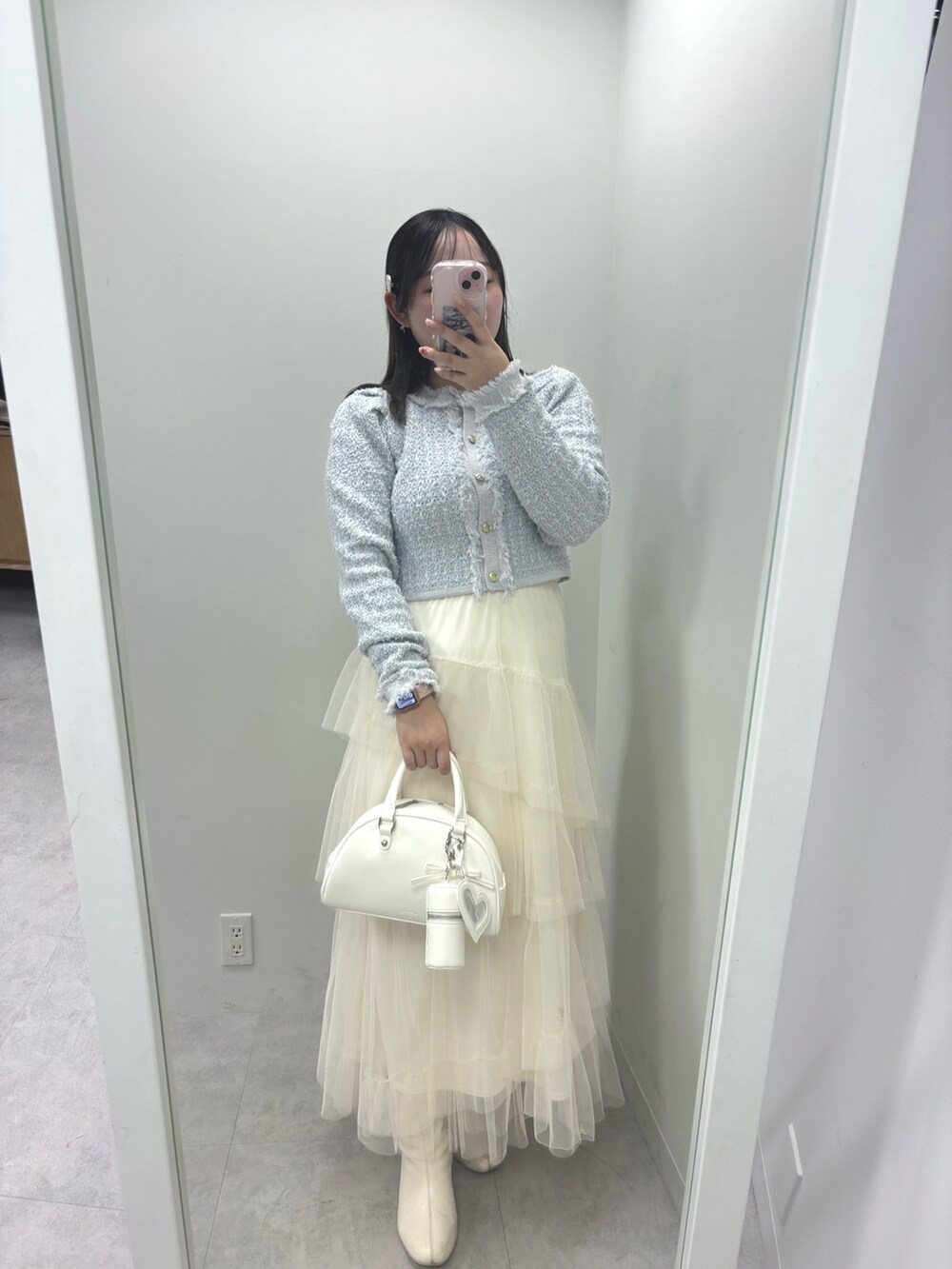 「オトナカワイイ、オトナ女子、シンプル、キレイめコーデ、大人コーデ、ラクチンコーデ」｜「one after another NICE CLAUPのWEB限定/ツイードニットカーディガン（カーディガン/ボレロ、ブルー系）」を使った、るなさん（レディース・158cm）の冬コーディネートの2枚目の写真