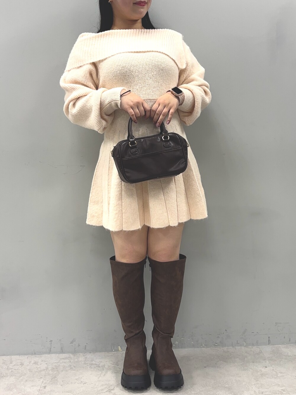 「秋っぽコーデ更新中」｜「one after another NICE CLAUPのオフショルプリーツニットワンピース（ワンピース、ピンク系）」を使った、るなさん（レディース・158cm）の秋コーディネートの3枚目の写真