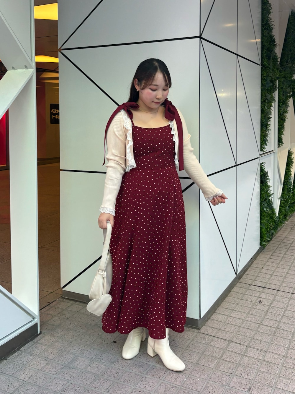 「秋コーデ、テーマパークコーデ」｜「one after another NICE CLAUPの【着痩せ効果抜群】マイナス5キロ見えキャミワンピ/新色登場（ワンピース、レッド系）」を使った、るなさん（レディース・158cm）の秋コーディネートの2枚目の写真