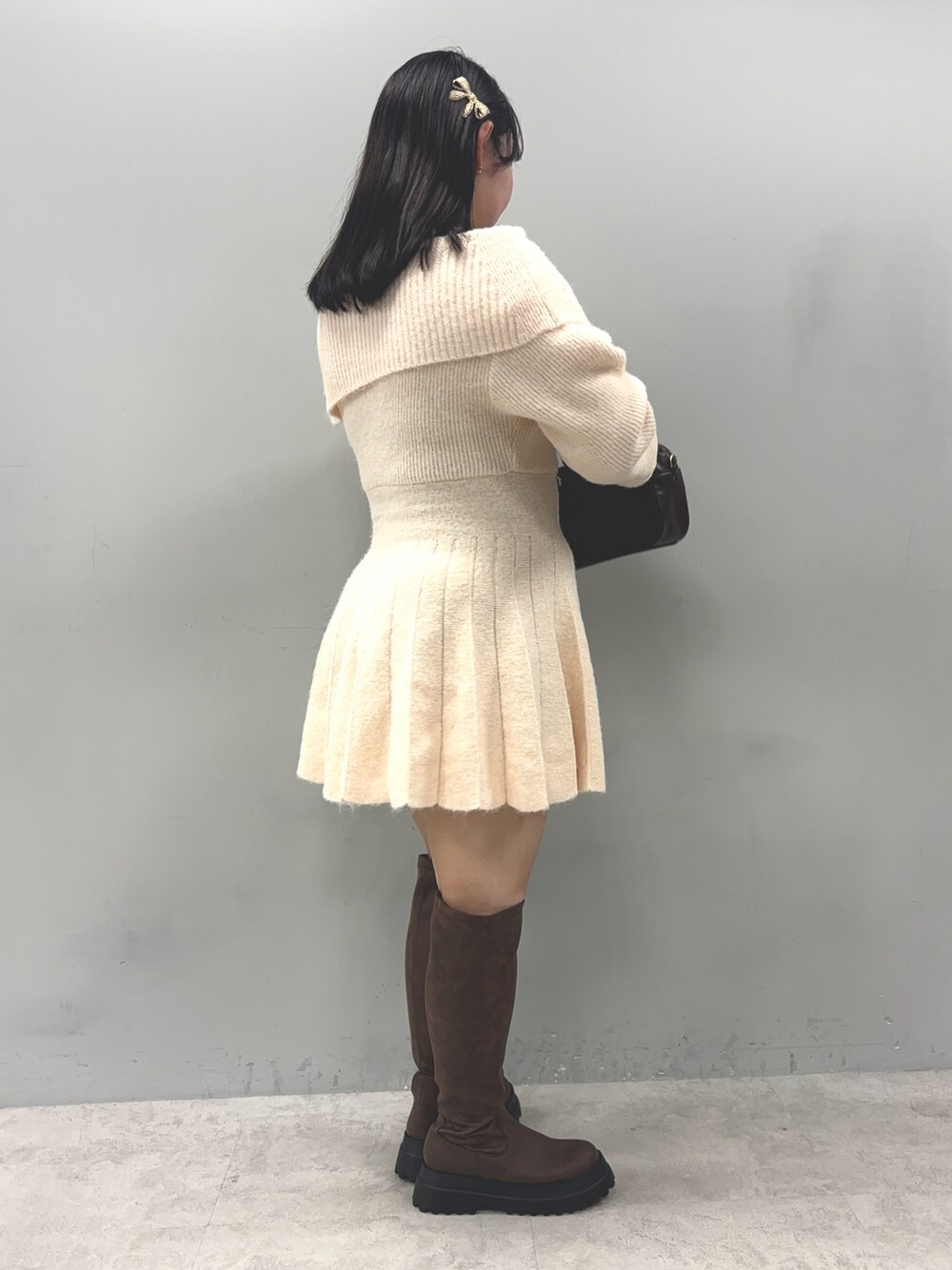「秋っぽコーデ更新中」｜「one after another NICE CLAUPのオフショルプリーツニットワンピース（ワンピース、ピンク系）」を使った、るなさん（レディース・158cm）の秋コーディネートの4枚目の写真