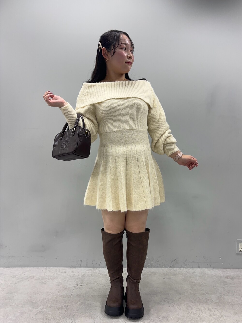 「秋っぽコーデ更新中」｜「one after another NICE CLAUPのオフショルプリーツニットワンピース（ワンピース、ホワイト系）」を使った、るなさん（レディース・158cm）の秋コーディネートの3枚目の写真