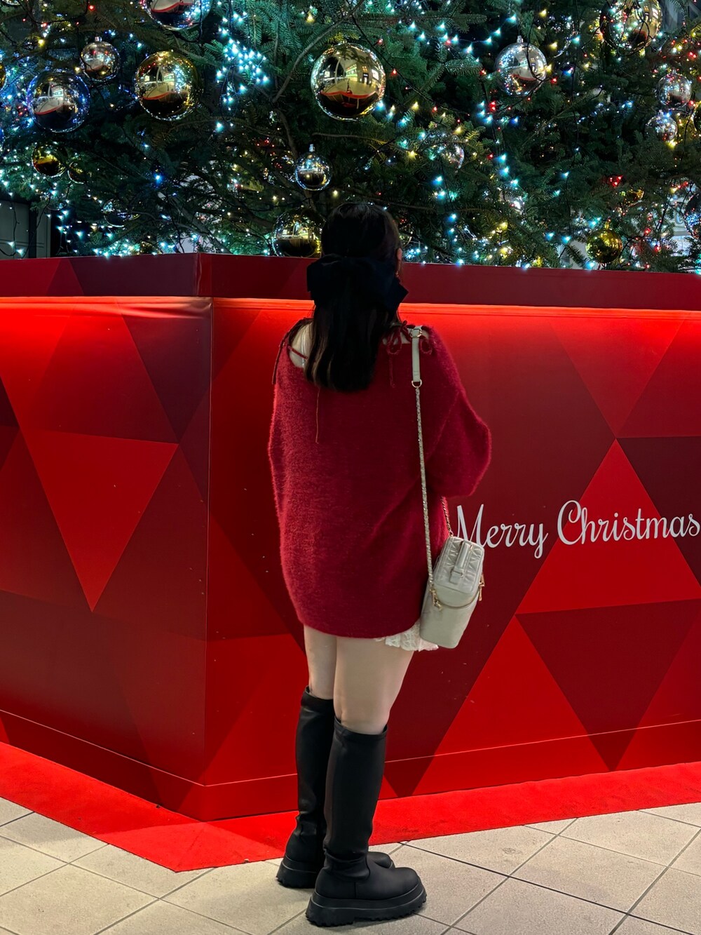 「クリスマスに着たい服、肌見せコーデ、最近のいい感じコーデ」｜「one after another NICE CLAUPの【Holiday collection】ゴールドボタンベロアモールリボンニット（ニット/セーター、レッド系）」を使った、るなさん（レディース・158cm）の冬コーディネートの3枚目の写真