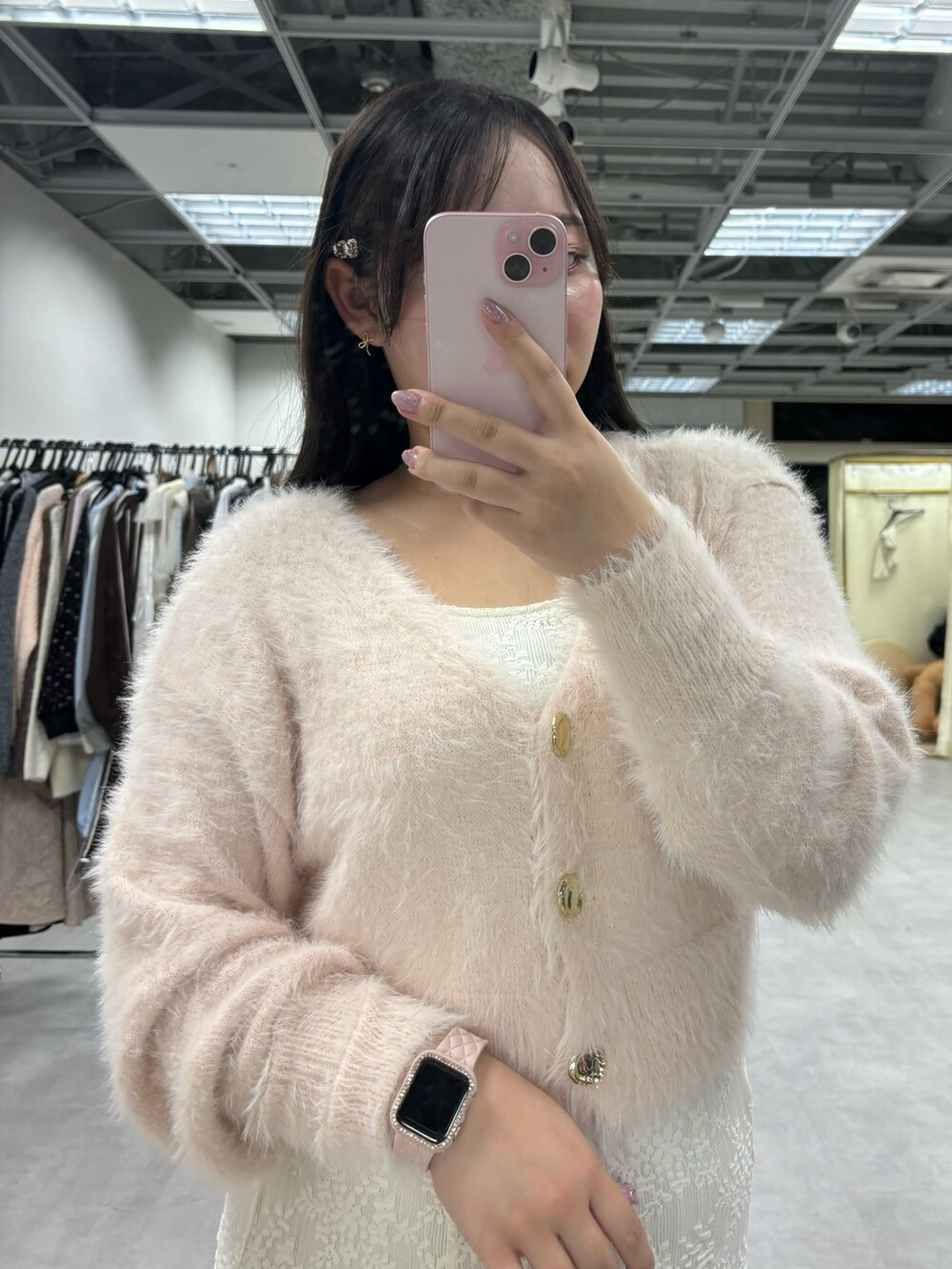 「秋っぽコーデ更新中」｜「one after another NICE CLAUPのゴールドボタンフェザーショートカーディガン（カーディガン/ボレロ、ピンク系）」を使った、るなさん（レディース・158cm）の秋コーディネートの7枚目の写真