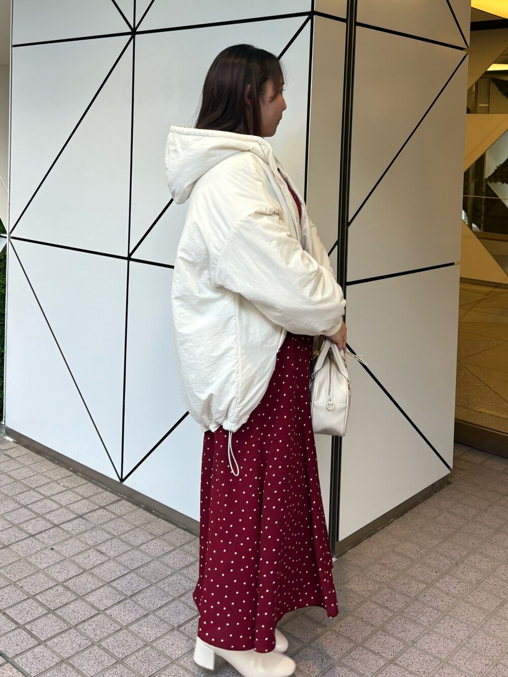 「休日スタイル」｜「one after another NICE CLAUPのモンスターパーカーオーバーサイズブルゾン（ブルゾン、ホワイト系）」を使った、るなさん（レディース・158cm）の秋コーディネートの3枚目の写真