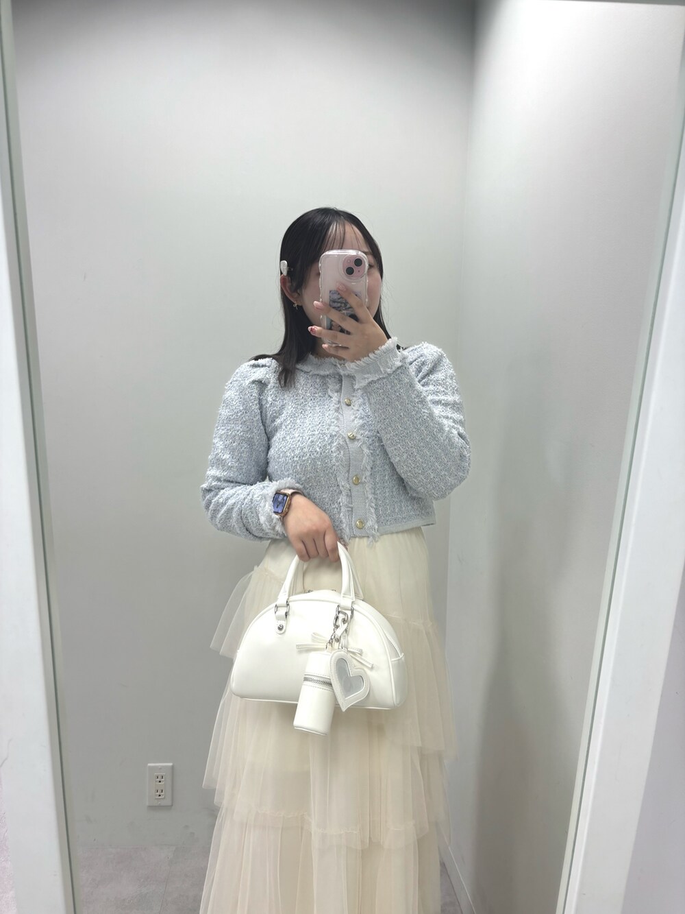 「オトナカワイイ、オトナ女子、シンプル、キレイめコーデ、大人コーデ、ラクチンコーデ」｜「one after another NICE CLAUPのWEB限定/ツイードニットカーディガン（カーディガン/ボレロ、ブルー系）」を使った、るなさん（レディース・158cm）の冬コーディネートの3枚目の写真