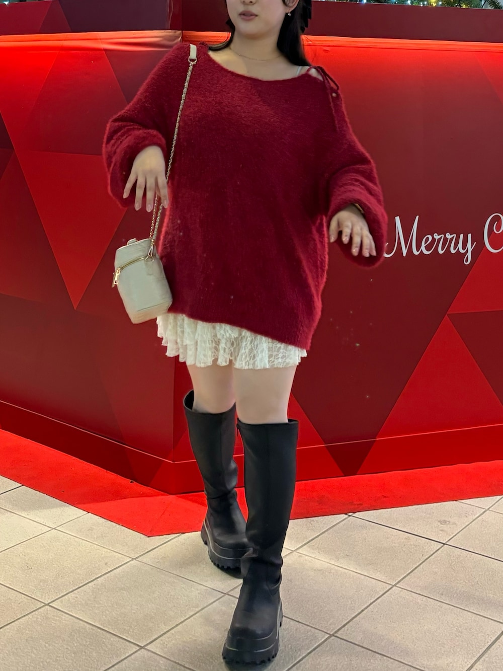 「クリスマスに着たい服、肌見せコーデ、最近のいい感じコーデ」｜「one after another NICE CLAUPの【Holiday collection】ゴールドボタンベロアモールリボンニット（ニット/セーター、レッド系）」を使った、るなさん（レディース・158cm）の冬コーディネートの2枚目の写真
