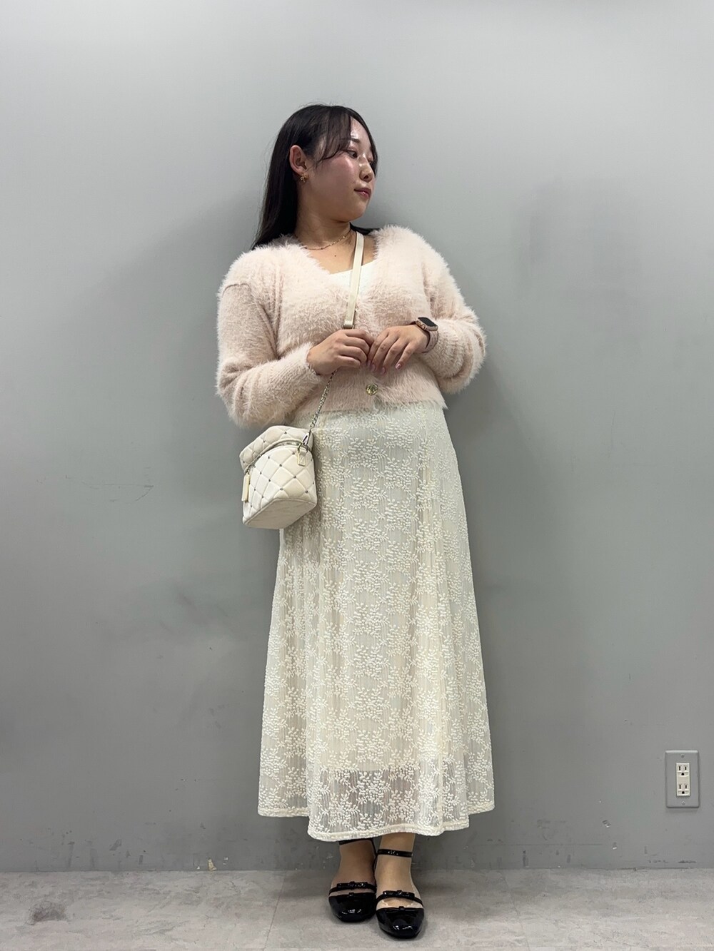 「秋っぽコーデ更新中」｜「one after another NICE CLAUPのゴールドボタンフェザーショートカーディガン（カーディガン/ボレロ、ピンク系）」を使った、るなさん（レディース・158cm）の秋コーディネートの2枚目の写真