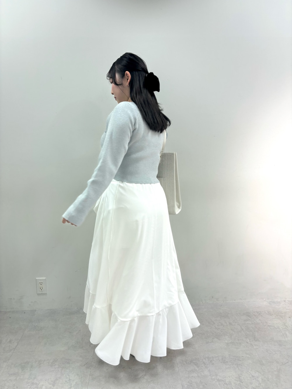「one after another NICE CLAUPのアシンメトリーアソートスカート（スカート、ホワイト系）」を使った、るなさん（レディース・158cm）の冬コーディネートの2枚目の写真