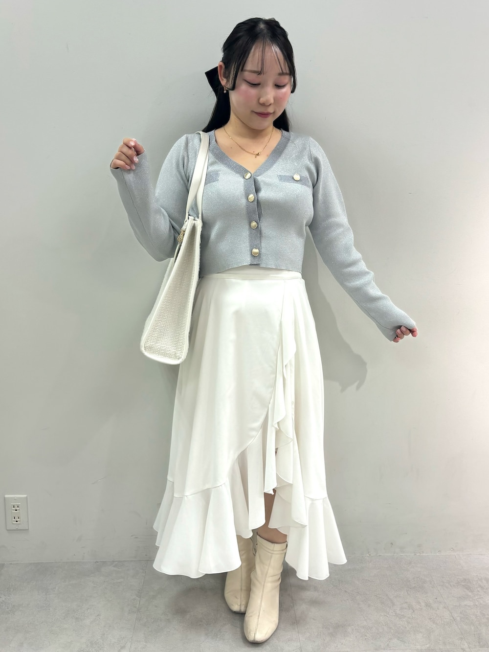 「one after another NICE CLAUPのアシンメトリーアソートスカート（スカート、ホワイト系）」を使った、るなさん（レディース・158cm）の冬コーディネートの3枚目の写真