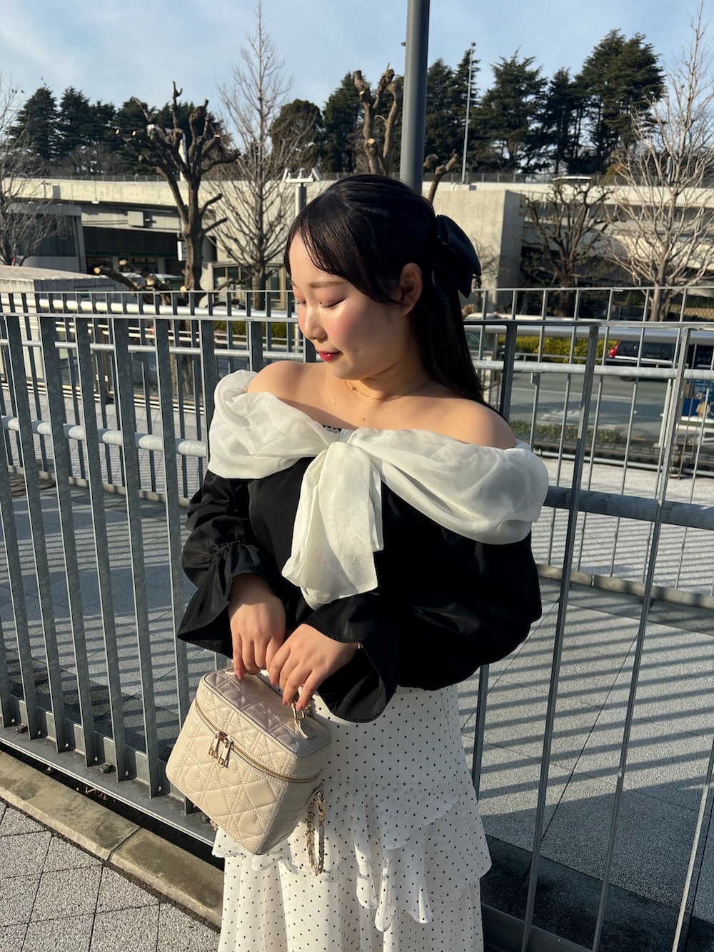 「プチプラ、今日のコーデ、おでかけコーデ、キレイめ、フリル」｜「one after another NICE CLAUPの【サイズ展開あり】ティアードロングスカート（スカート、ホワイト系）」を使った、るなさん（レディース・158cm）の春コーディネートの2枚目の写真