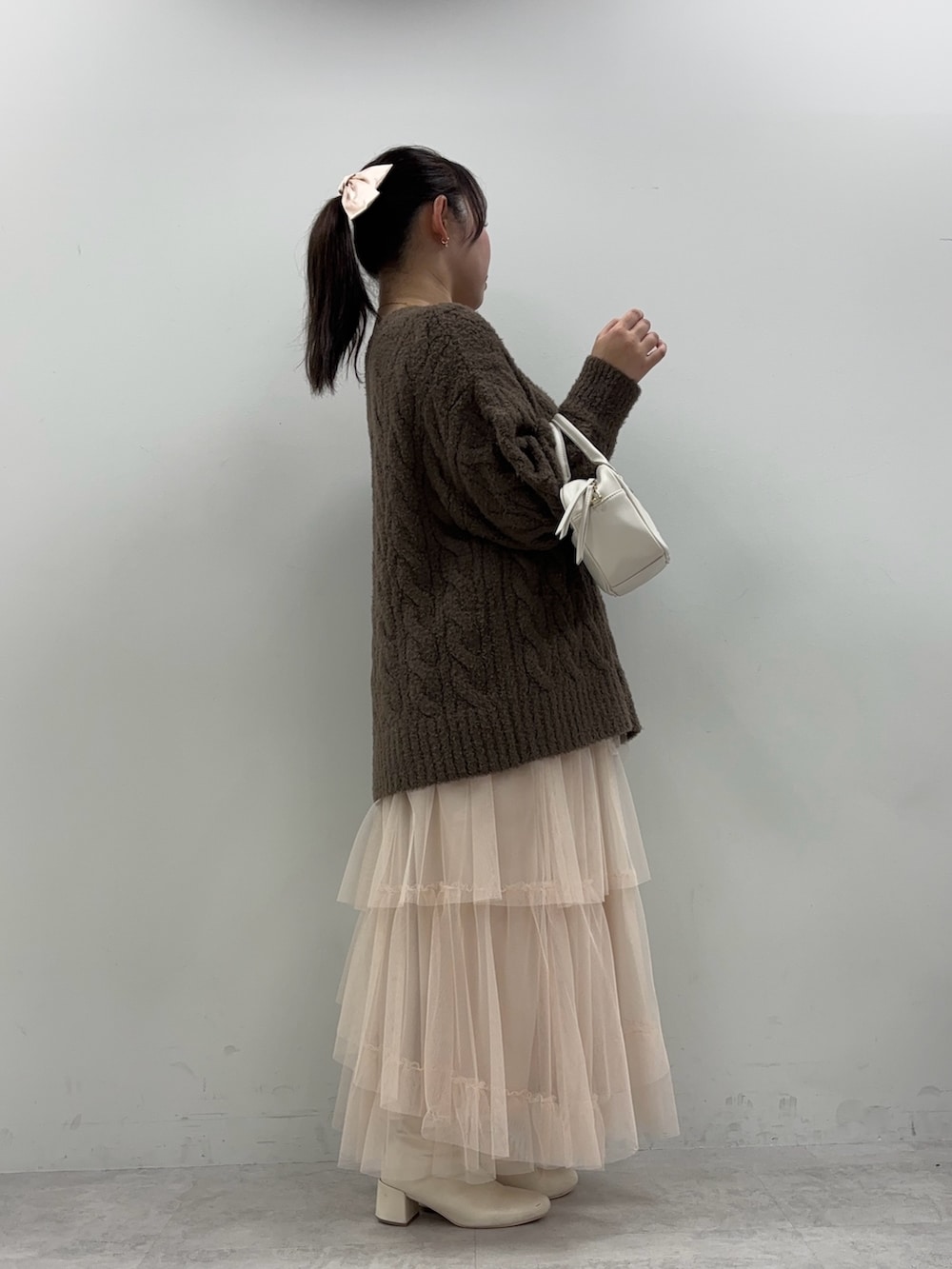 「ニット、おしゃ見えテクニック、秋コーデ」｜「one after another NICE CLAUPのチュールロングスカート（スカート、ベージュ系）」を使った、るなさん（レディース・158cm）の秋コーディネートの3枚目の写真