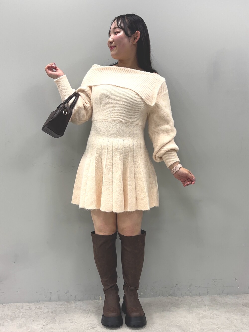 「秋っぽコーデ更新中」｜「one after another NICE CLAUPのオフショルプリーツニットワンピース（ワンピース、ピンク系）」を使った、るなさん（レディース・158cm）の秋コーディネートの2枚目の写真