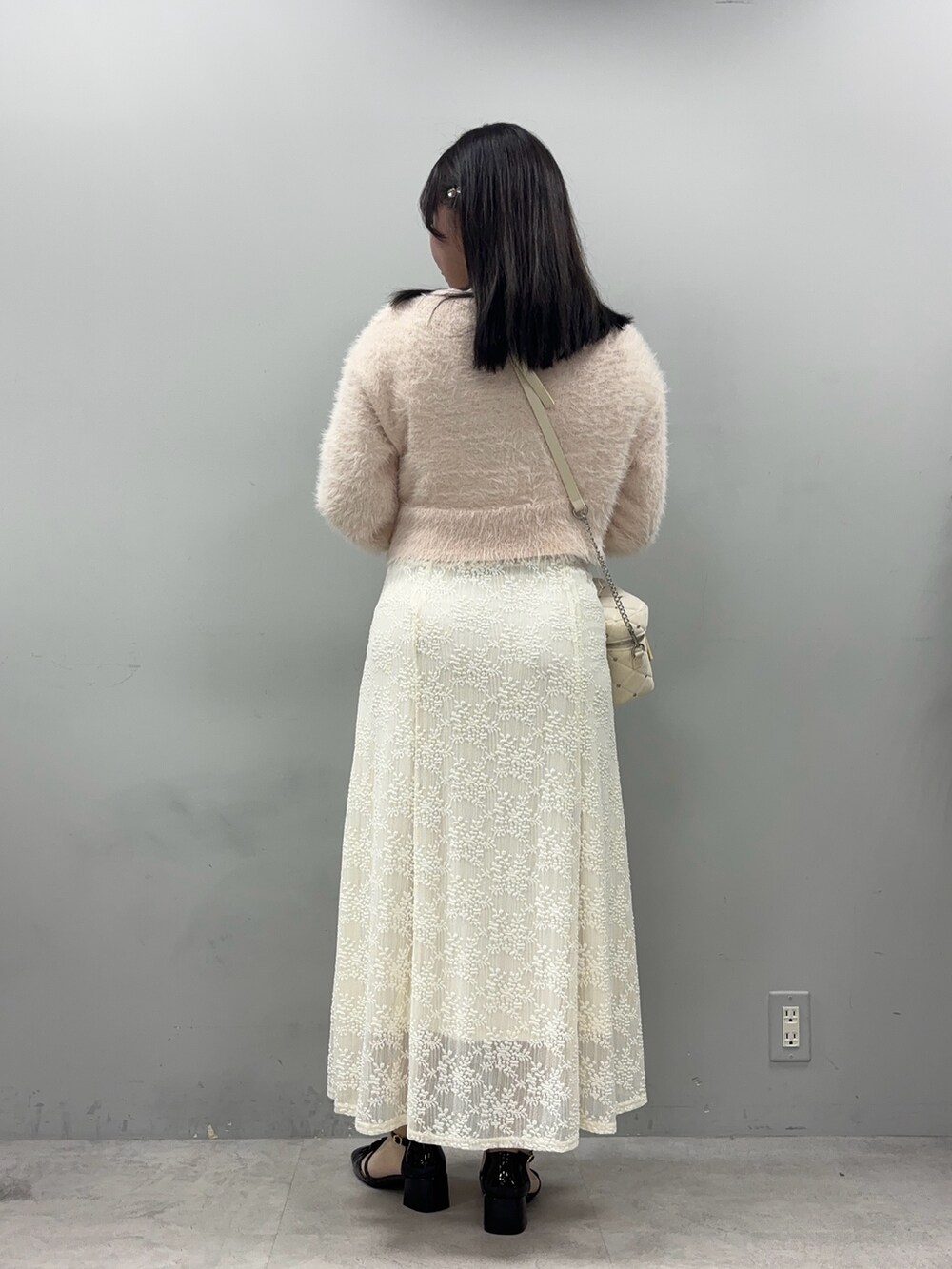 「秋っぽコーデ更新中」｜「one after another NICE CLAUPのゴールドボタンフェザーショートカーディガン（カーディガン/ボレロ、ピンク系）」を使った、るなさん（レディース・158cm）の秋コーディネートの5枚目の写真