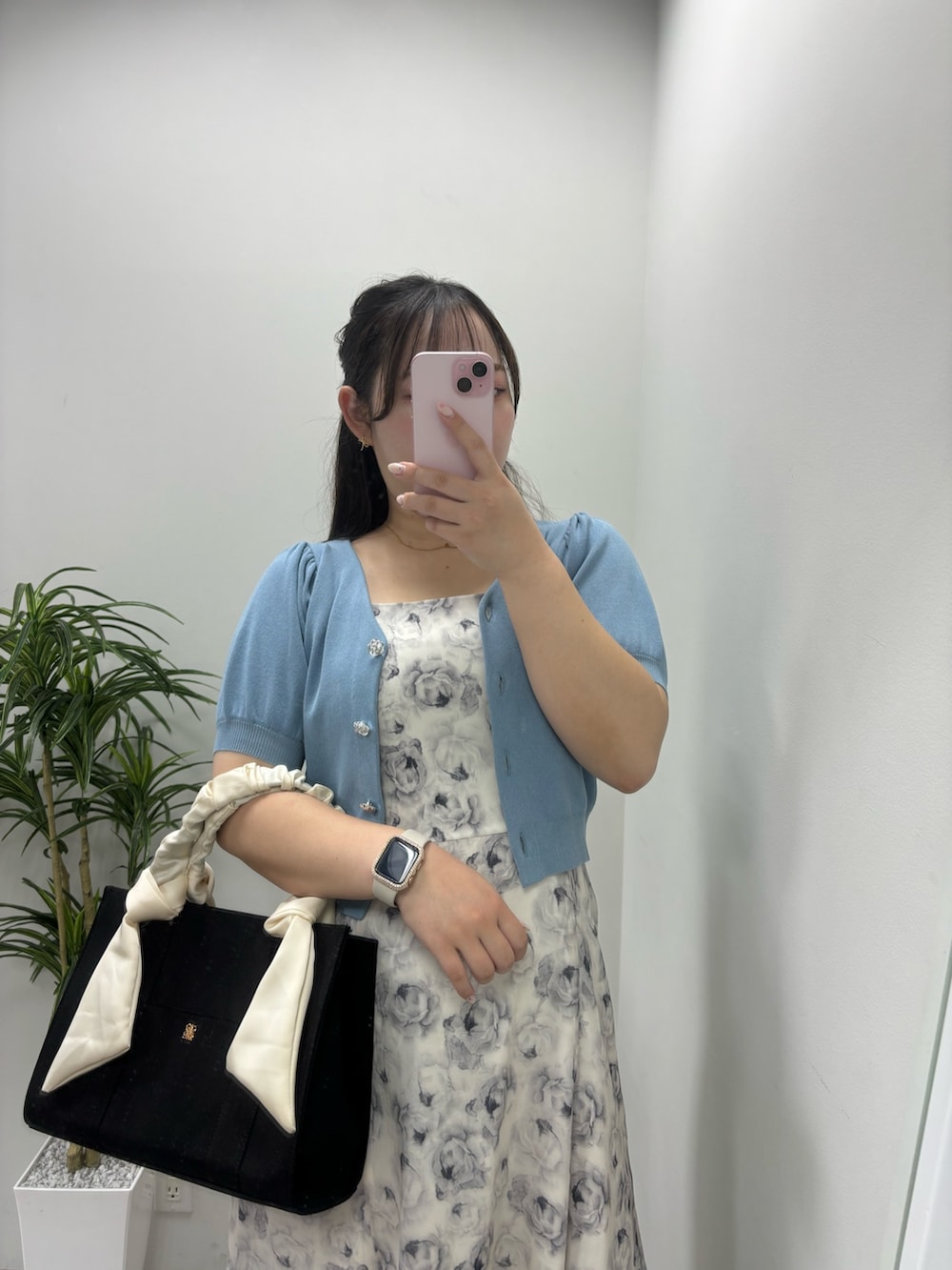 ホワイト系のワンピース、ブラック系のトートバッグ、ブルー系のカーディガン/ボレロを着用したレディースの夏コーディネートの2枚目の写真